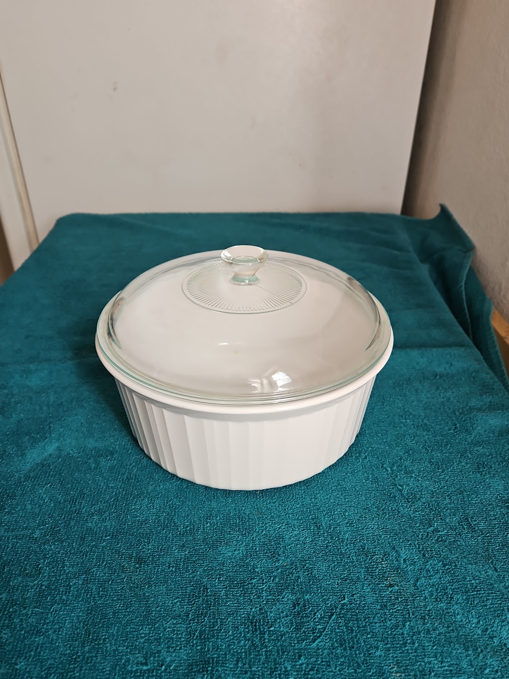 Corningware French White Ribbed Casserole with Clear Glass Lid 2.5 Liter